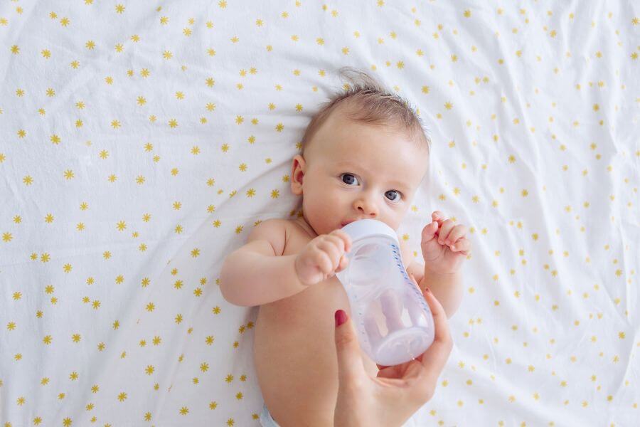 donner de l’eau à bébé quand il fait trop chaud