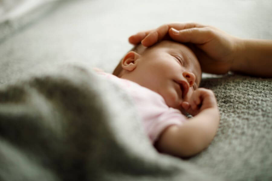 bébé qui a trop chaud pour dormir