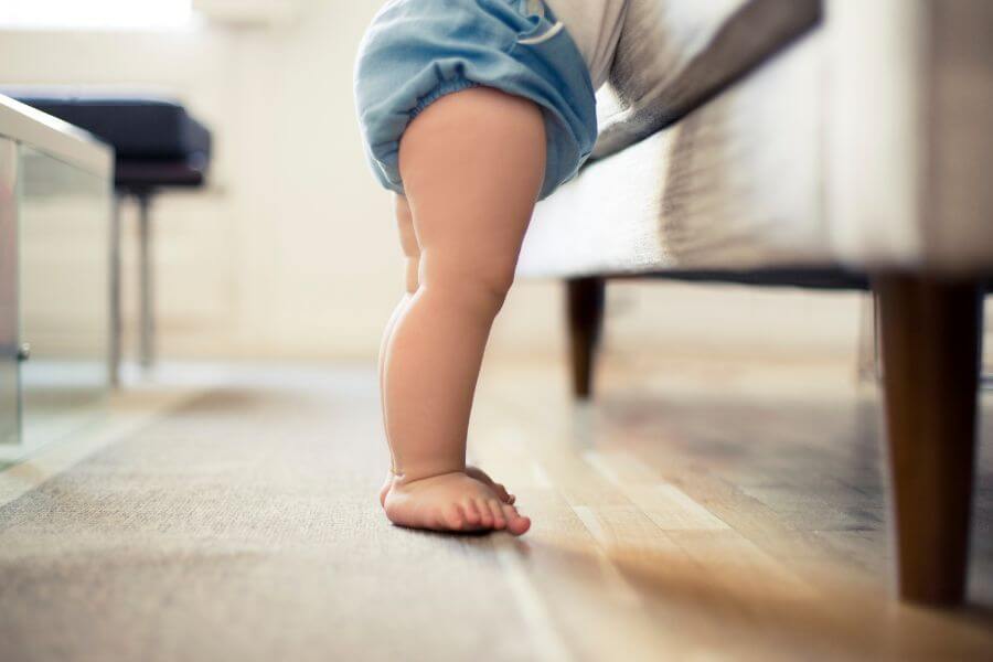 Bébé debout