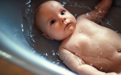 Tout ce qu’il faut savoir pour pratiquer le bain libre avec bébé