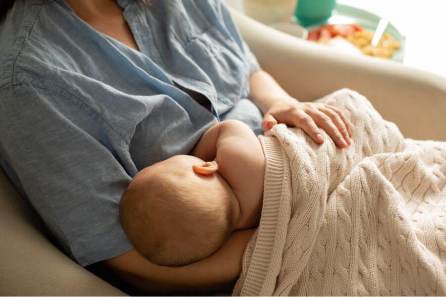 Bébé entrain d'allaiter maman